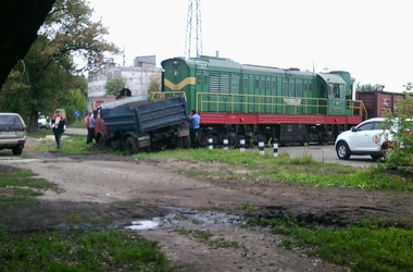 В Харькове поезд протаранил грузовик