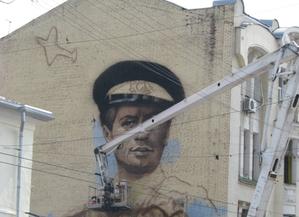 На Сумской рисуют гигантский портрет Леонида Быкова