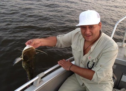 Как Добкин ловит сомов в Астрахани (ФОТО)