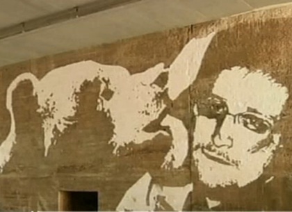 Харьковский художник создал граффити об Эдварде Сноудене (ВИДЕО)