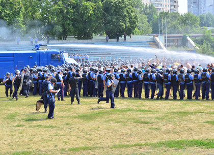 Милиция показала, как ответит на массовые беспорядки фанатов в Харькове (ФОТО)