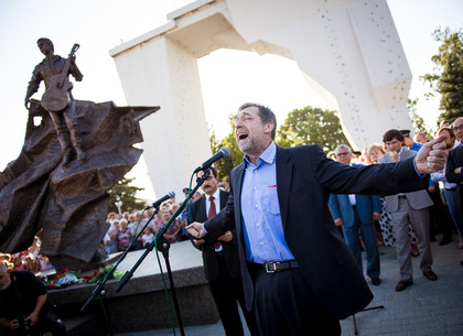 В Харькове открыли памятник Владимиру Высоцкому