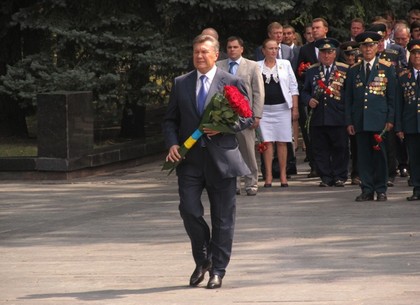 Янукович в Харькове: Президент почтил память героев (ФОТО)