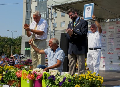 Цветочный рекорд Гиннесса установили в сквере Стрелка (ФОТО)