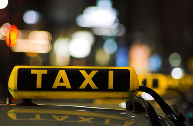 Двое выпивших харьковчан напали на таксиста, чтобы не платить за вояж