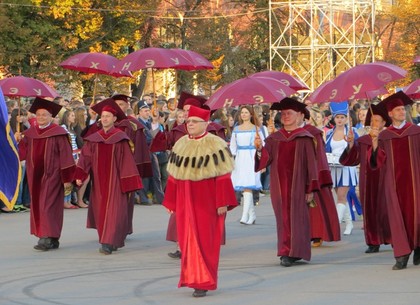 День знаний в Харькове отметили с парадом вузов, байкерами и инопланетянами (ФОТО)