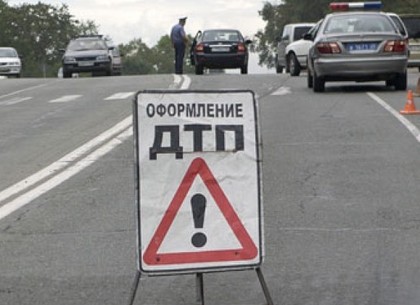 Под Харьковом столкнулись микроавтобус и легковушка: травмировано 11 человек