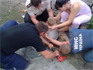 Харьковские спасатели спешат на помощь детям, телятам и котам