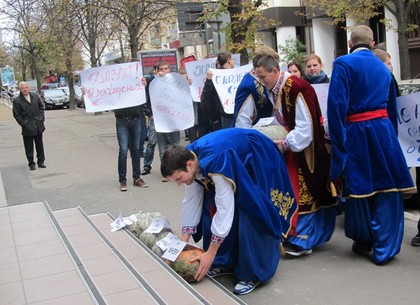 Студенты против Авакова: нардепу принесли тыквы из-за обвинений Бакирова (ФОТО)