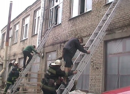 В Харькове горело предприятие: спасатели эвакуировали сорок человек (ВИДЕО)