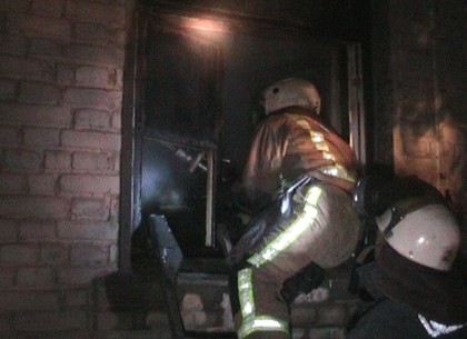 Пожар в харьковской двухэтажке: трое спасены, одна погибшая (ФОТО, ВИДЕО)