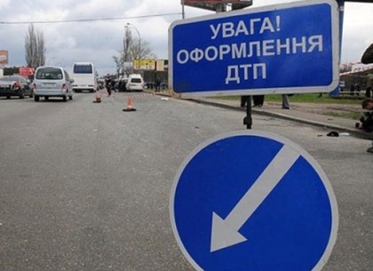 ДТП в Харькове: мотоциклист сбил школьницу, Mercedes врезался в дерево