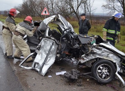 На Харьковщине Priora влетела в грузовик: погибли четыре человека (ФОТО)