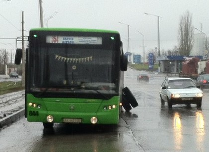 Автобус Харьков-Дергачи на ходу лишился колеса (ФОТО)