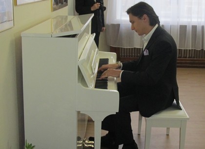 Кучма и Романовский подарили харьковской школе элитное пианино (ФОТО)