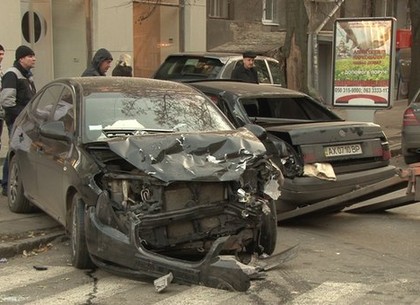 Тройное ДТП в центре Харькова. Есть пострадавшие (ФОТО, ВИДЕО)
