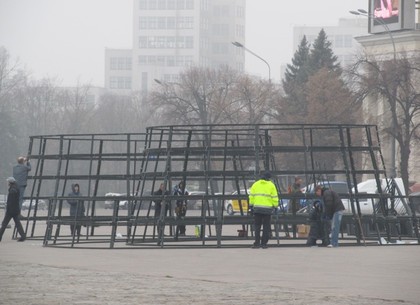 На харьковской площади Свободы устанавливают новогоднюю суперелку (ФОТО)