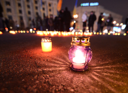 У Добкина и на площади Свободы зажгли свечи памяти (ФОТО)