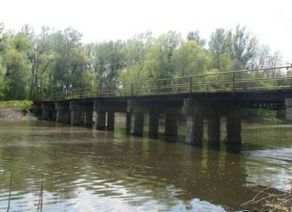 У Добкина обещают поставить временный мост через реку Уды вместо разрушенного