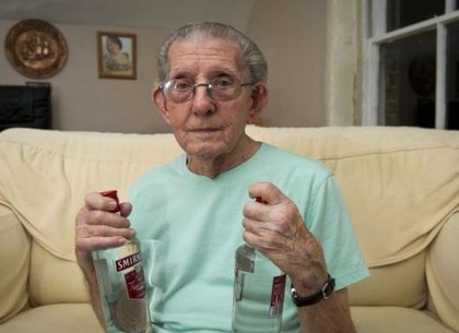 92-летнему старику не отпустили водку. Сказали – паспорта нет
