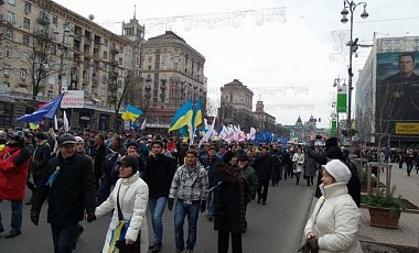 Евромайдан: митингующие разогнали милицию, на елке водружен флаг ЕС, «Беркут» применил шумовые гранаты (ФОТО)