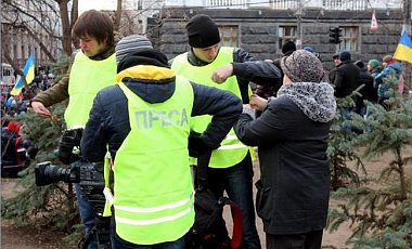 Евромайдан: журналистам выдали яркую спецодежду