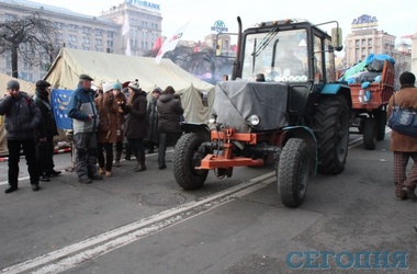 Пока люди на Евромайдане митингуют, коммунальщики круглосуточно убирают за ними мусор
