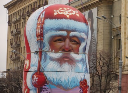 На площади Свободы появился гигантский Дед Матреш (ФОТО)