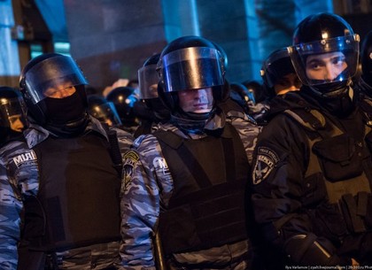 Как действует полиция ЕС, когда мирные демонстрации превращаются в массовые беспорядки (ВИДЕО)