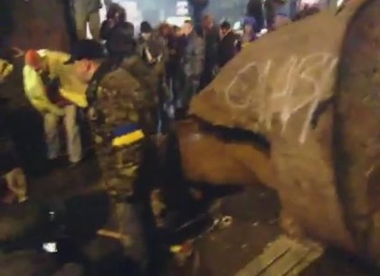 Как радикалы сносили памятник Ленину в Киеве (ВИДЕО)
