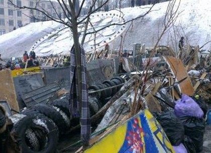 На Майдане восстанавливают баррикады (ФОТО)