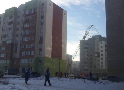 Строительный кран рухнул на крышу жилого дома в Харькове (ФОТО)