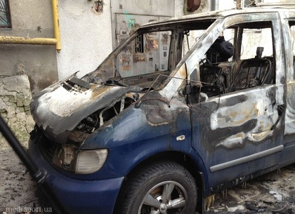 В Харькове пылали два автомобиля – Mercedes Vito и Toyota (ФОТО)