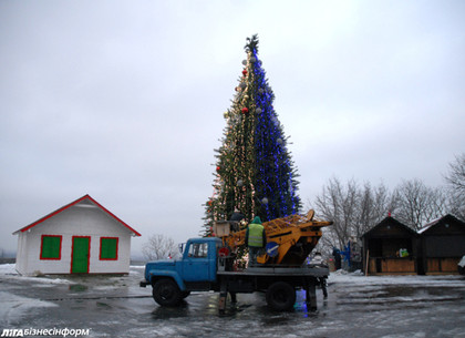 Киев будет с елкой: под аркой Дружбы народов строят зимний городок (ФОТО)
