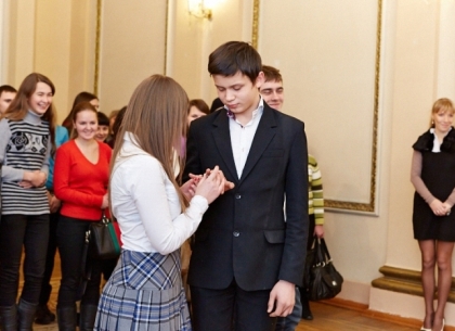 Зачем толпы школьников водят во Дворец бракосочетания (ФОТО)
