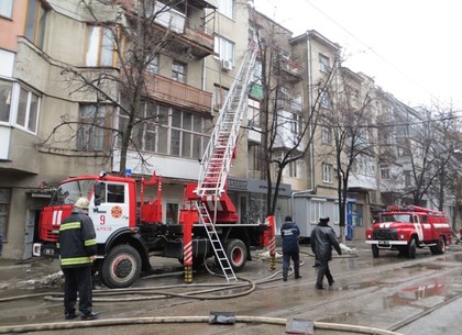 Пожар в центре Харькова: горела пятиэтажка на Мироносицкой (ФОТО)