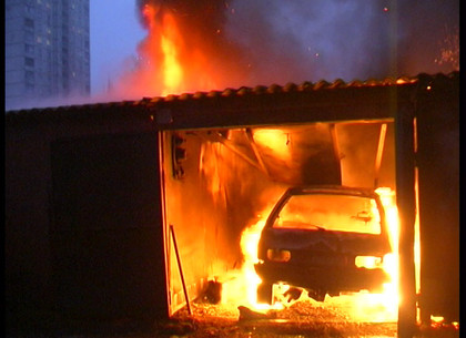 Масштабный пожар на Салтовке: сгорели семь машин ( ВИДЕО)