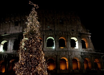 Римская новогодняя ель зажигается необычным способом – педалями