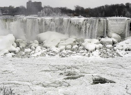 Аномальный мороз в США: замерз Ниагарский водопад (ФОТО)