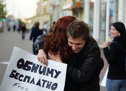 Объятия – бесплатно: пьем за душевную близость