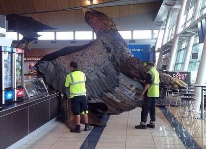 На аэродром рухнул гигантский орел… из фильма «Хоббит»