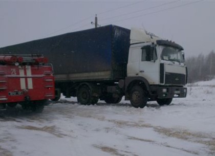 На трассе под Харьковом застряли три грузовика и скорая помощь (ФОТО)