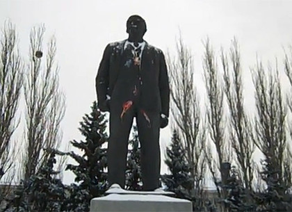 Неизвестные облили краской и забросали яйцами памятник Ленину в Изюме (ВИДЕО)