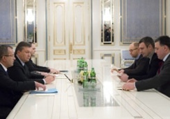 Янукович вновь ведет переговоры с лидерами оппозиции