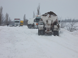 Снег парализовал движение в четырех областях Украины