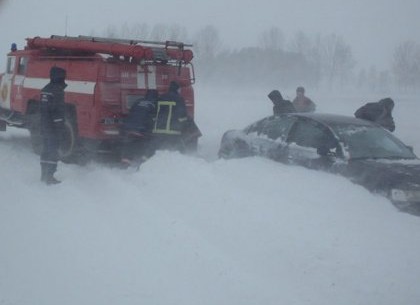 Украина стоит в пробках: сотни машин стали заложниками снега и мороза
