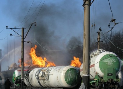 Взрыв и пожар на ж/д: пожарные поезда тушат горящие цистерны, эвакуированы жители (ФОТО, ВИДЕО)
