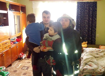 На Харьковщине двое детей оказались за захлопнувшейся дверью (ФОТО)