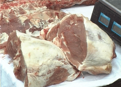 Полтонны «сомнительного» мяса забрали с рынков и уничтожили милиционеры Харьковщины (ФОТО)