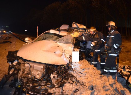 Смертельное ДТП на Харьковщине.  Lexus протаранил легковушку и врезался в грузовик (ФОТО)